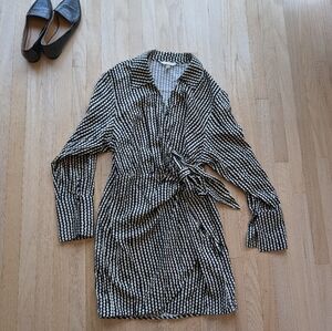 H&M Wrap Mini Dress With Squiggly Pattern And Split Sleeves (Size Large)